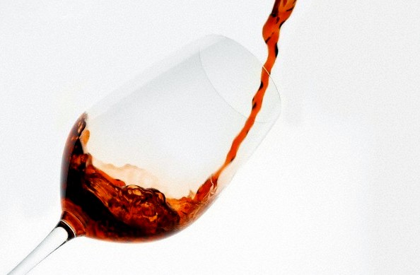 vin rouge versé dans un verre