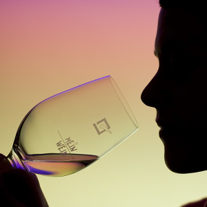 Homme boit un verre de vin qui contient des sulfites