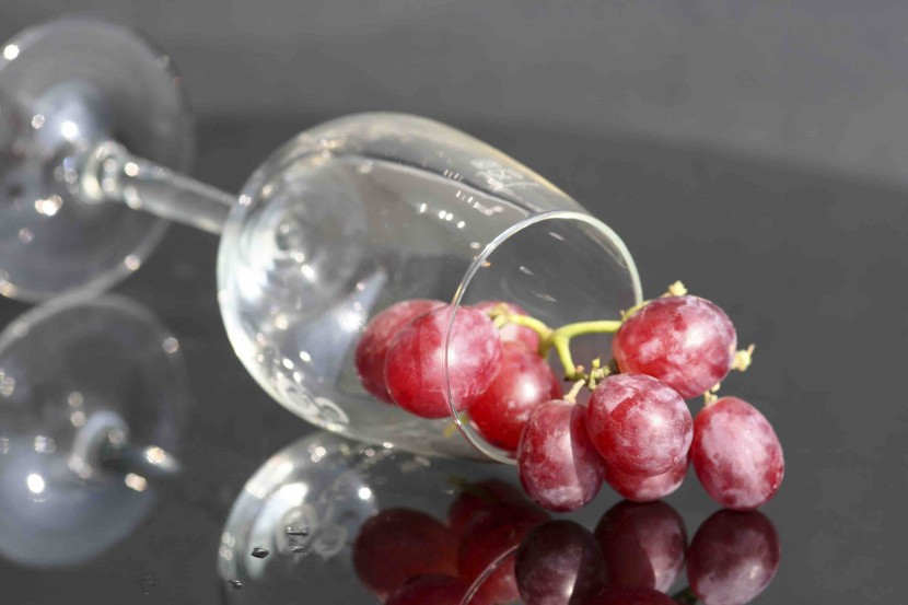 grappe de raisins dans un verre à vin