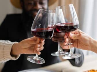 Ces trois idées reçues sur les bienfaits insoupçonnés du vin rouge