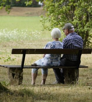 image de deux personnes retraités