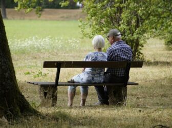 image de deux personnes retraités