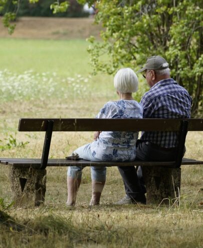 image de deux personnes retraités